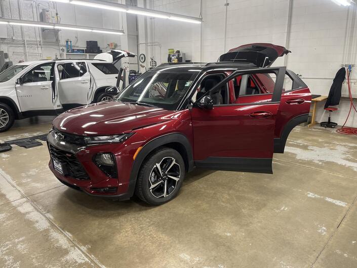 2023 Chevrolet Trailblazer RS Sun&Liftgate ConveniencePkgs w/Sunroof Hands-FreePwrLiftgate HtdSeats MosaicBlackTwo-ToneRoof Milwaukee WI